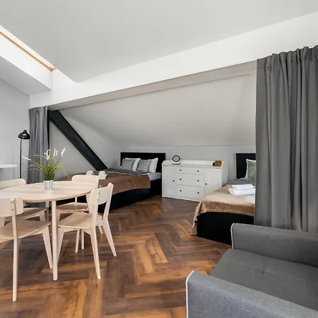 Close-golden - Old Town - Marcinkowskiego #3